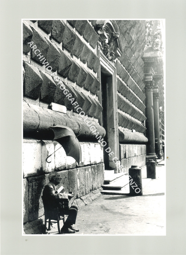 Fotografia &laquo;Alle porte della chiesa&raquo;, dall'archivio di Luciano De Crescenzo