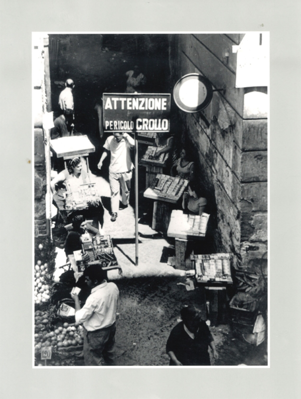 Fotografia &laquo;Pericolo crollo&raquo;, dall'archivio di Luciano De Crescenzo