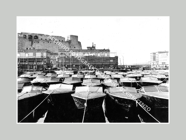Fotografia &laquo;Duecentocinquanta motoscafi blu&raquo;, dall'archivio di Luciano De Crescenzo