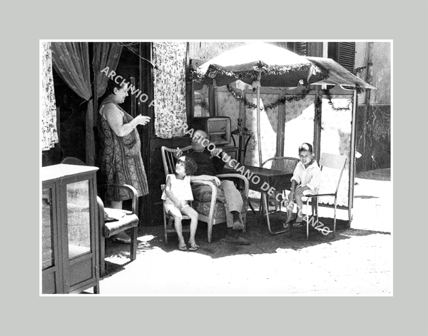 Fotografia &laquo;Fuori dal basso&raquo;, dall'archivio di Luciano De Crescenzo
