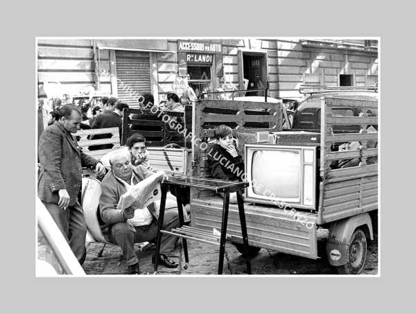 Fotografia &laquo;Giornali e televisione&raquo;, dall'archivio di Luciano De Crescenzo