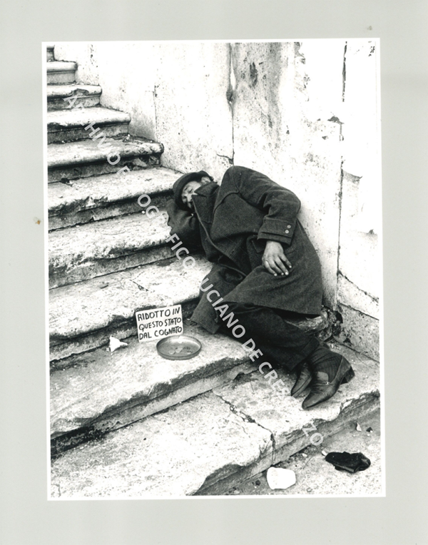 Fotografia &laquo;Ridotto in questo stato dal cognato&raquo;, dall'archivio di Luciano De Crescenzo