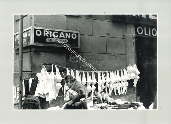 Fotografia &laquo;Vendita&raquo;, dall'archivio di Luciano De Crescenzo