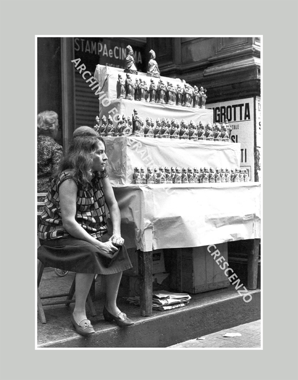 Fotografia &laquo;Le statuette di San Gennaro&raquo;, dall'archivio di Luciano De Crescenzo
