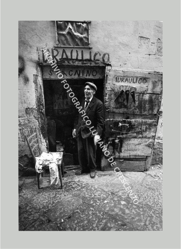 Fotografia &laquo;L'idraulico&raquo;, dall'archivio di Luciano De Crescenzo